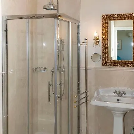 Sleeps 10 Pool Air Con Wifi T802293